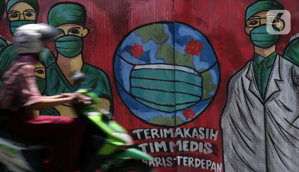 Pengedara motor melintas di depan mural tentang pandemi virus COVID-19 di Jalan Raya Jakarta-Bogor, Depok, Jawa Barat, Selasa (7/4/2020). Mural tersebut sebagai bentuk dukungan kepada tenaga medis yang menjadi garda terdepan menghadapi COVID-19 di Indonesia. (Liputan6.com/Helmi Fithriansyah)