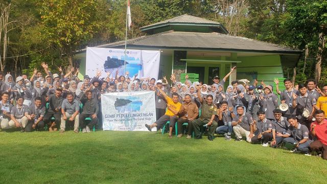Puluhan  mahasiswa anggota Generasi Baru Bank Indonesia (Genbi) bersama petugas BKSDA sebelum melakukan transpalansi terumbu karang di kawasan Pantai Pangandaran, Jawa Barat. (Liputan6.com/Jayadi Supriadin)