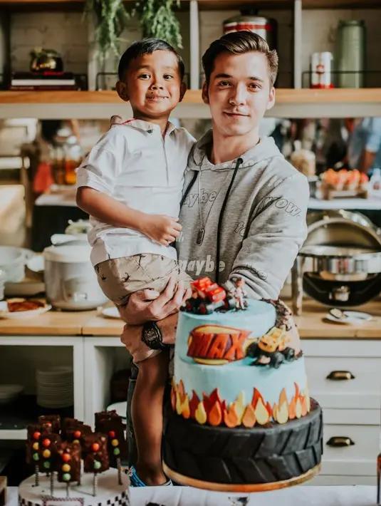 Mengingat sekarang ini Stefan sudah menjadi kepala keluarga yang memiliki istri dan tiga orang anak, di hari valentine kali ini pastinya sangat dipersembahkan untuk keluarga kecilnya tersebut. (Instagram/stefannwilliam)