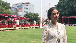 Saat upacara bendera di Istana Merdeka Yuli mengenakan kebaya putih dengan kombinasi rok batik. (Liputan6.com/IG/@yukikt)