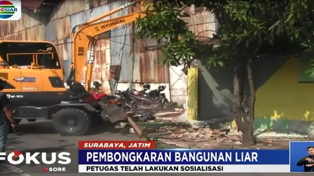 Demi mengembalikan fungsi jalan raya dan normalisasi saluran air, puluhan bangunan liar yang berdiri di fasilitas umum, dibongkar petugas gabungan.