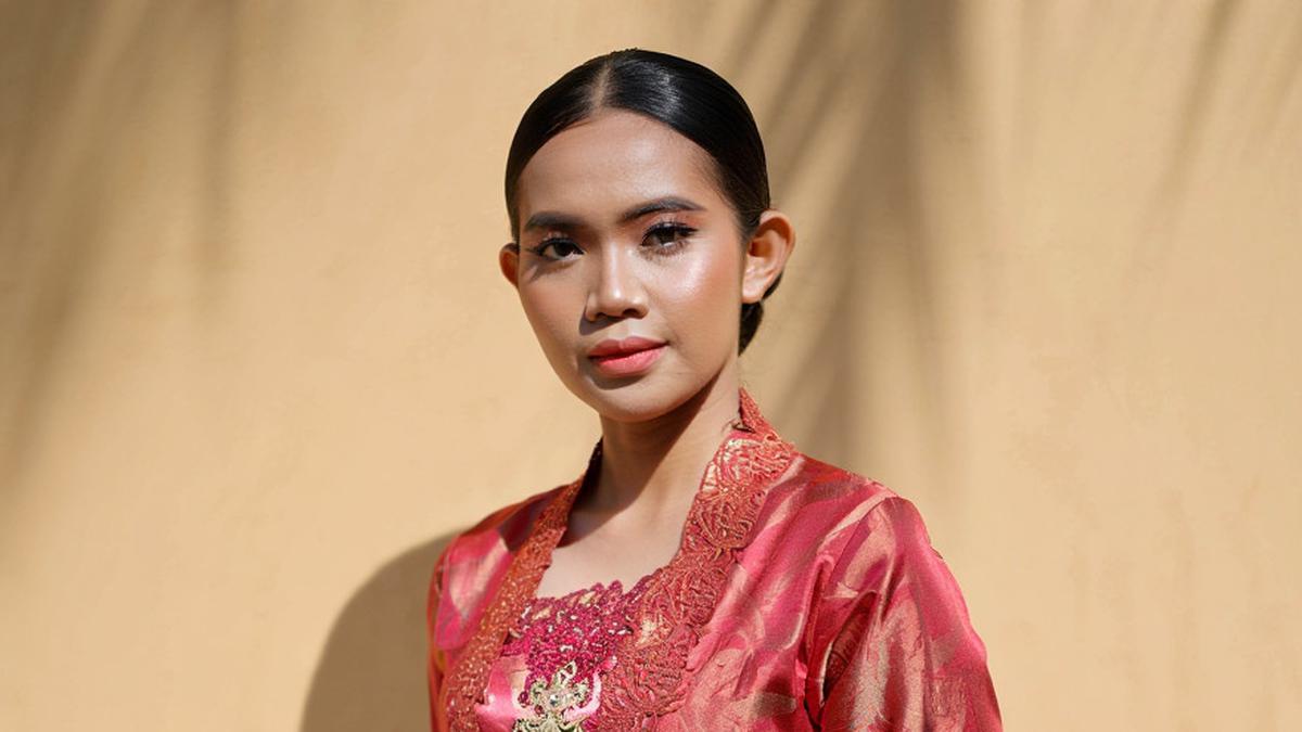 6 Model Rok Songket Dipadukan dengan Kebaya Encim, Gaya Elegan Nan Berkelas