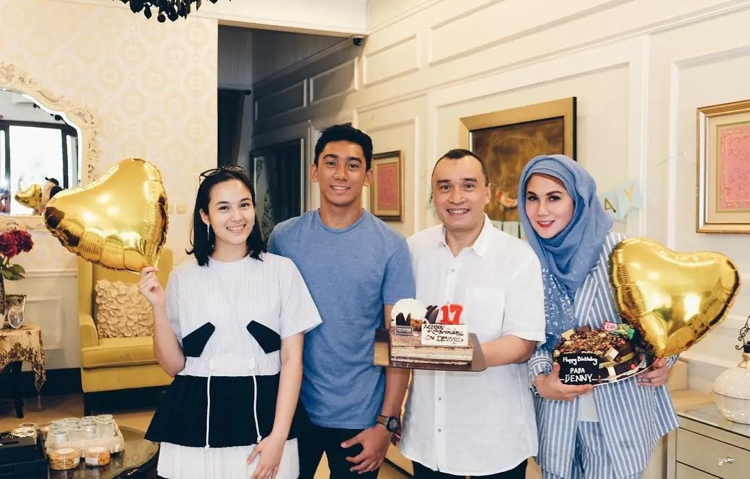 Daffa Wardhana bersama Chelsea Islan dan kedua orang tuanya (Instagram/daffawardhana)