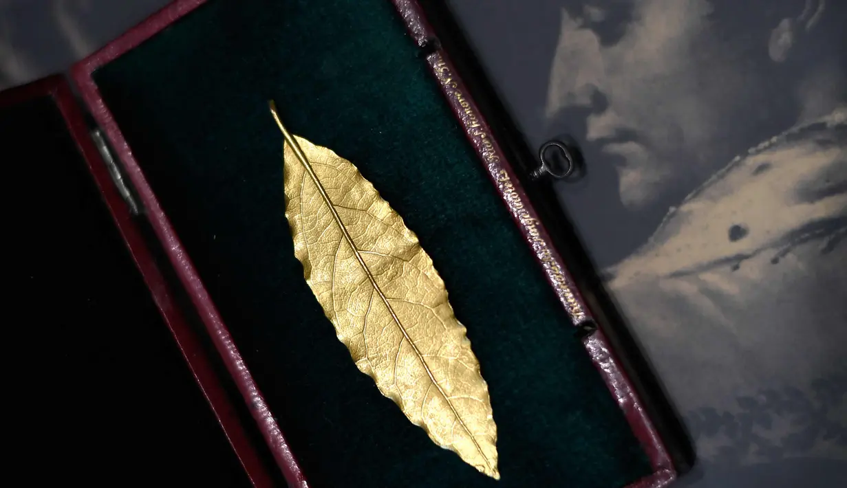 Daun salam emas yang merupakan bagian mahkota dari Kaisar Prancis, Napoleon I diperlihatkan di rumah lelang Osenat di Paris, Prancis (15/11). (AFP Photo/Stephane De Sakutin)