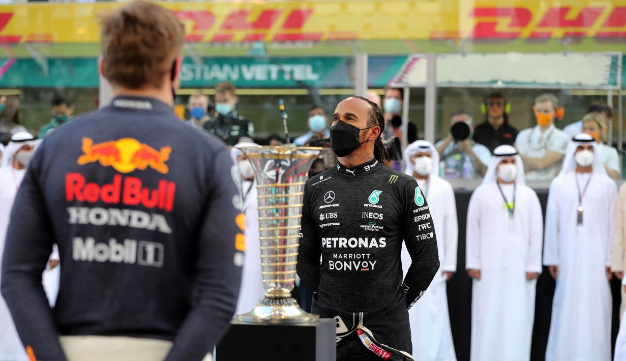Balapan terakhir F1 2021 menyajikan perebutan gelar juara dunia antara Max Verstappen dengan Lewis Hamilton. Kedua pebalap memilik poin yang sama yaitu 369,5. (AFP/Pool/Kamran Jebreili)