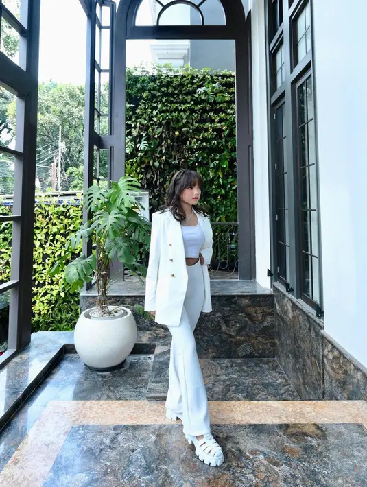 Sandal putih dari Prada dari sentuhan kasual di penampilan ala Lady Boss-nya Fuji [@fuji_an]