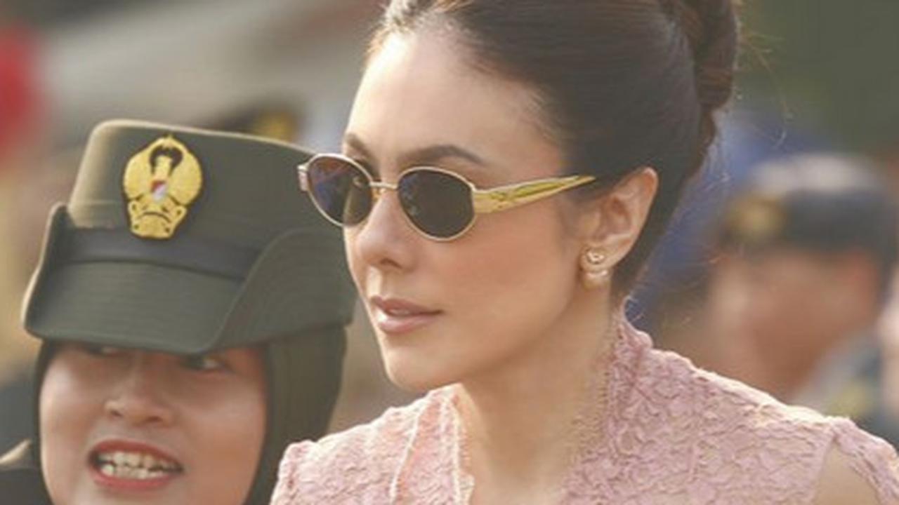 Potret Wulan Guritno Anggun Memesona Berkebaya Disopiri Tentara Jadi Tamu Spesial HUT Ke-79 TNI