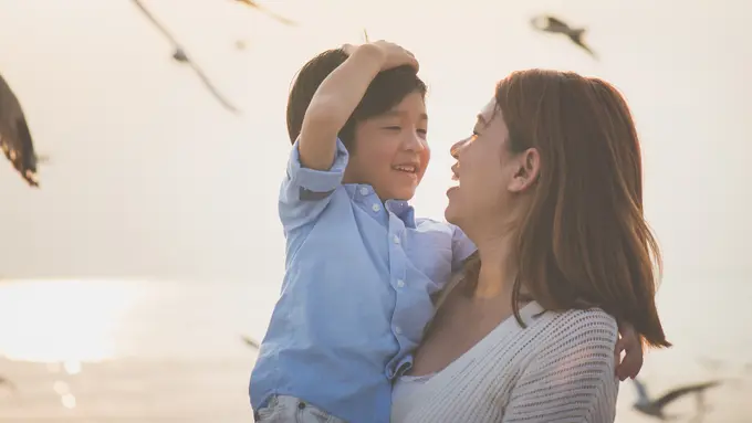 Ilustrasi orangtua dengan anak penyandang disabilitasCopyright shutterstock.com/g/ANURAK+PONGPATIMET