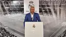 Pelatih baru Real Madrid, Zinedine Zidane memberikan kata sambutan di stadion Santiago Bernabeu, Senin (4/1/2016). Zidane resmi menggantikan Rafael Benitez yang baru saja dipecat manajemen. (AFP PHOTO/GERARD JULIEN)