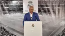 Pelatih baru Real Madrid, Zinedine Zidane memberikan kata sambutan di stadion Santiago Bernabeu, Senin (4/1/2016). Zidane resmi menggantikan Rafael Benitez yang baru saja dipecat manajemen. (AFP PHOTO/GERARD JULIEN)