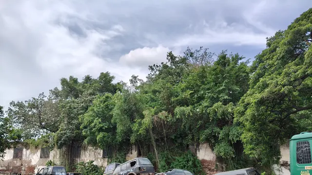 Salah satu sudut Kasteel Batavia Gudang Timur Pademangan yang menjadi lokasi parkir truk bermuatan besar. (Liputan6/Rio Ferdinand)
