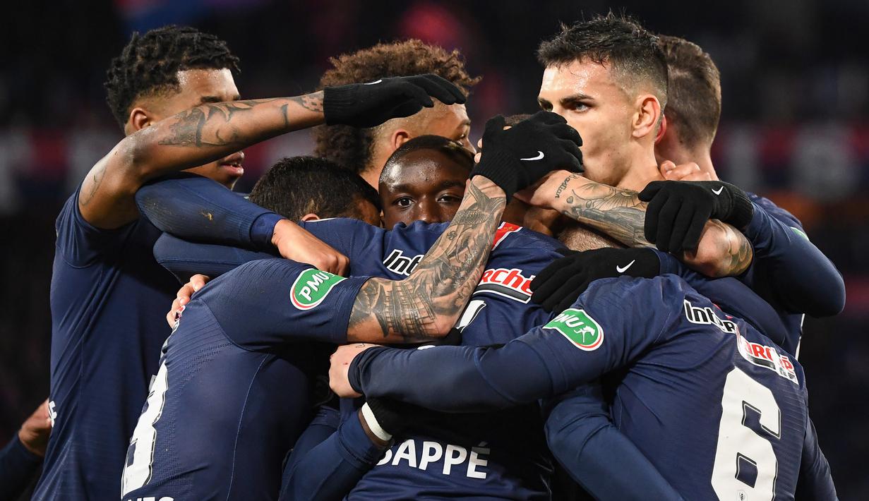 Para pemain Paris Saint-Germain (PSG) merayakan gol ke gawang FC Nantes pada laga semifinal Piala Prancis 2019 di Stadion Parc des Princes, Rabu (3/4). PSG menang 3-0 atas FC Nantes. (AFP/Franck Fife)