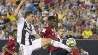 Duel pemain Juventus, Mattia Caldara (kiri) dan pemain Bayern Munchen, Kwasi Wriedt pada laga International Champions Cup 2018 di Lincoln Financial Field, Philadelphia, (25/7/2018). Juventus menang 2-0. (AP/Chris Szagola)