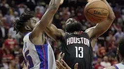 Pemain Houston Rockets, James Harden (13) kehilangan bola saat duel dengan pemain Detroit,  Reggie Bullock (25) pada laga NBA basketball game, di Toyota Center, Houston, (22/3/2018). Rockets menang 100-96. (AP/David J. Phillip)