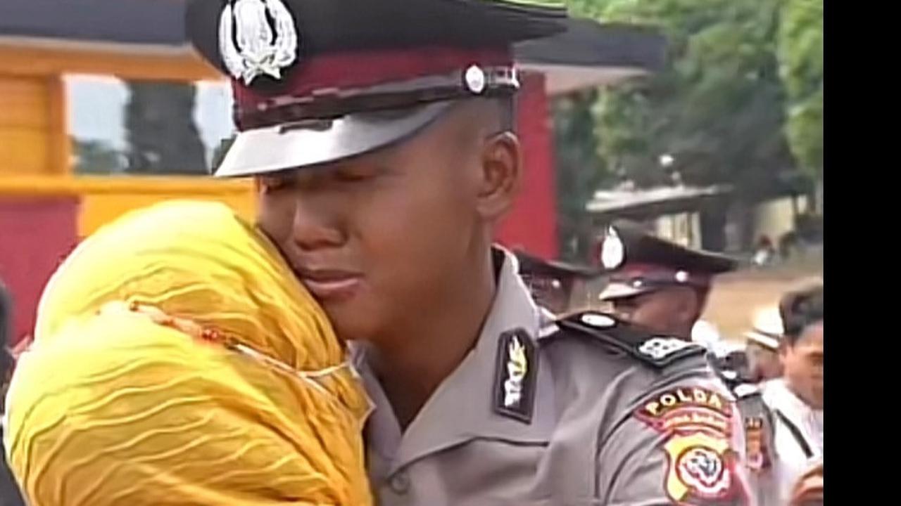 Orang tua menangis bangga dengan pencapaian sang anak. Polisi ini juga tampak menangis memeluk sang ibu. Momen ini menjadi hari bahagia untuk keduanya.