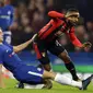 Pemain Chelsea, Ethan Ampadu (kiri) menghalau bola dari kejaran pemain Bournemouth, Jermain Defoe pada laga perempatfinal Piala Liga Inggris di Stamford Bridge stadium, London, (20/12/2017). Chelsea menang 2-1. (AP/Alastair Grant)