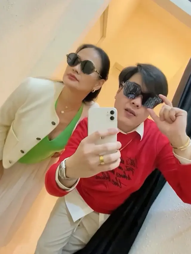 Potret Mirror Selfie Jeje Soekarno dan Donna Harun