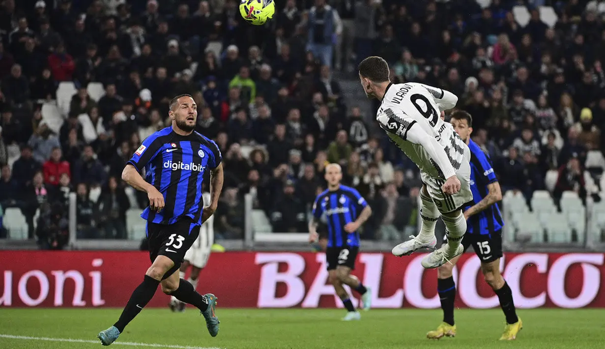 <p>Inter Milan membalas mengancam lewat tendangan bebas Federico Dimarco. Namun, kiper Mattia Perin dengan mudah mengantisipasinya. (Marco Alpozzi/LaPresse via AP)</p>