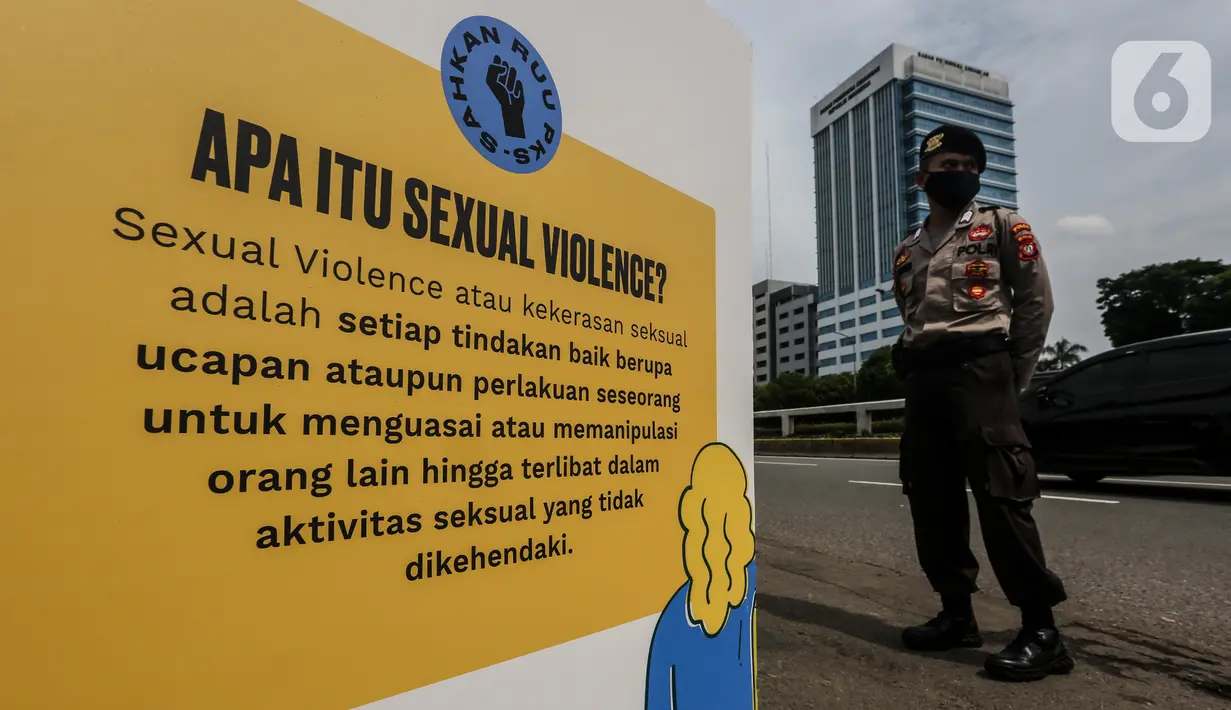 Petugas polisi berjaga saat pegiat komnas perempuan melakukan aksi diam '500 Langkah Awal Sahkan Rancangan Undang-Undang Penghapusan Kekerasan Seksual (RUU PKS) di depan gedung DPR, Jakarta, Rabu (25/11/2020). (Liputan6.com/Johan Tallo)