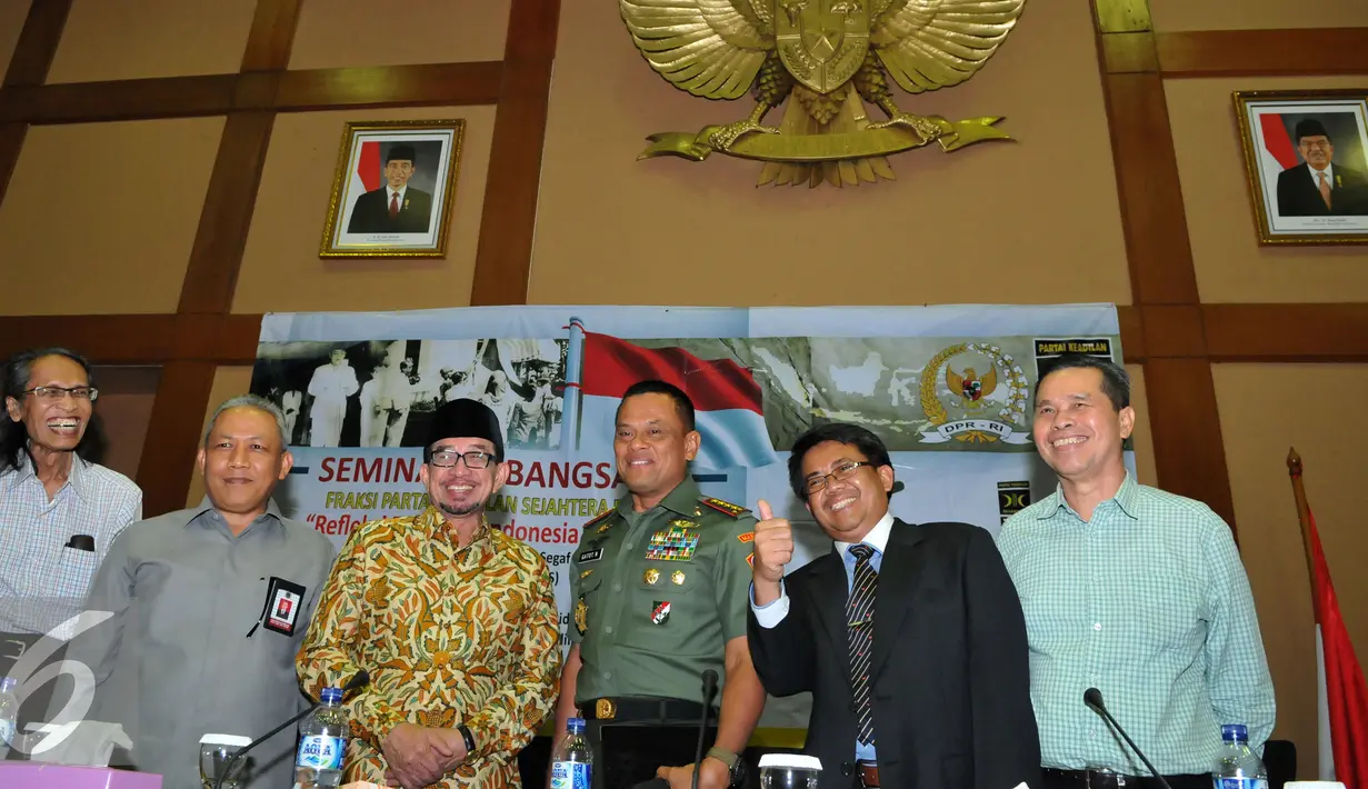 Panglima TNI Gatot Nurmantyo (ketiga kanan) dan Presiden Partai Keadilan Sejahtera (PKS) Sohibul Imam, berpose bersama usai Seminar Kebangsaan 70 Tahun Kemerdekaan Indonesia, Jakarta, Rabu (26/08/2015). (Liputan6.com/Andrian M Tunay)