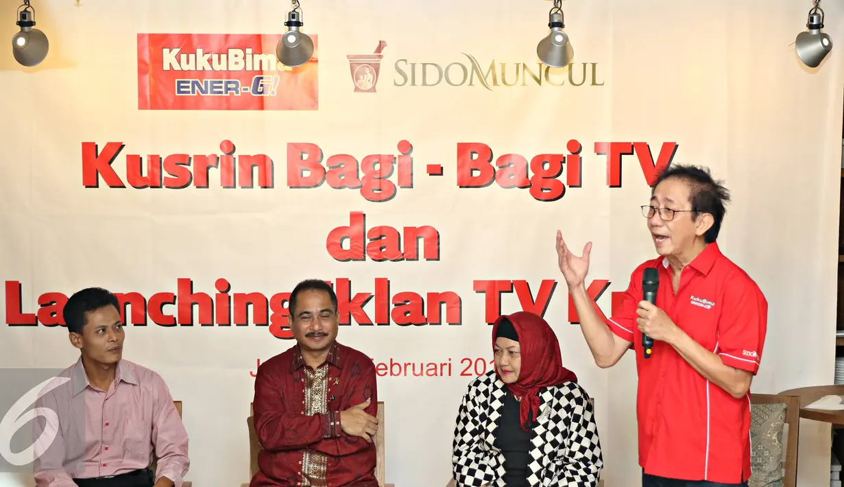 Irwan Hidayat (kanan) menyampaikan kata sambutan saat hadir dalam acara Launching Iklan Terbaru Kuku Bima Energi di Jakarta, Jumat (5/2). Sido Muncul meluncurkan iklan terbaru Kuku Bima Energi versi 'Kusrin'. (Liputan6.com/Immanuel Antonius)