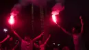 Suporter Persija Jakarta, The Jakmania, menyalakan flare saat merayakan pesta juara Liga 1 di Bundaran Hotel Indonesia, Jakarta, Minggu (9/12). Persija unggul satu poin dari PSM Makassar di puncak klasemen. (Bola.com/Vitalis Yogi Trisna)