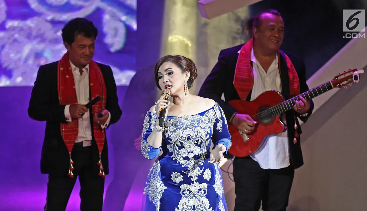 Penyanyi senior Nia Daniaty dalam konser bertajuk 'In Memoriam, Perjalanan Sang Legenda' di Taman Ismail Marzuki (TIM), Jakarta, Kamis (23/11). Nia membawakan lagu milik almarhum Benny Panjaitan, Lagu Cinta Abadi. (Liputan6.com/Herman Zakharia)