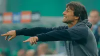 Pelatih anyar Chelsea Antonio Conte saat menginstruksikan pemainnya saat melawan  Rapid Wina pada laga persahabatan di Allianz Arena Wina, Austria, (16/7).Pertandingan ini merupakan debut awal Antonio Conte bersama Chelsea. (Reuters / Heinz - Peter Bader)