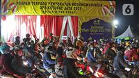Pemudik motor saat melintas di posko penyekatan mudik di Kedungwaringin, Kabupaten Bekasi, Jawa Barat, Minggu (9/5/2021). H-3 jelang Idul Fitri, petugas gabungan TNI, Polri, Dishub, dan Satpol PP memperketat penjagaan pemudik di perbatasan Kabupaten Bekasi-Karawang. (Liputan6.com/Herman Zakharia)