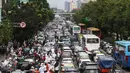 Kendaraan terjebak kemacetan di Jalan Salemba Raya, Jakarta, Jumat (2/12). Tingginya mobilisasi massa yang akan mengikuti Aksi 2 Desember mengakibatkan sejumlah ruas jalan menuju Monas macet total. (Liputan6.com/Immanuel Antonius)