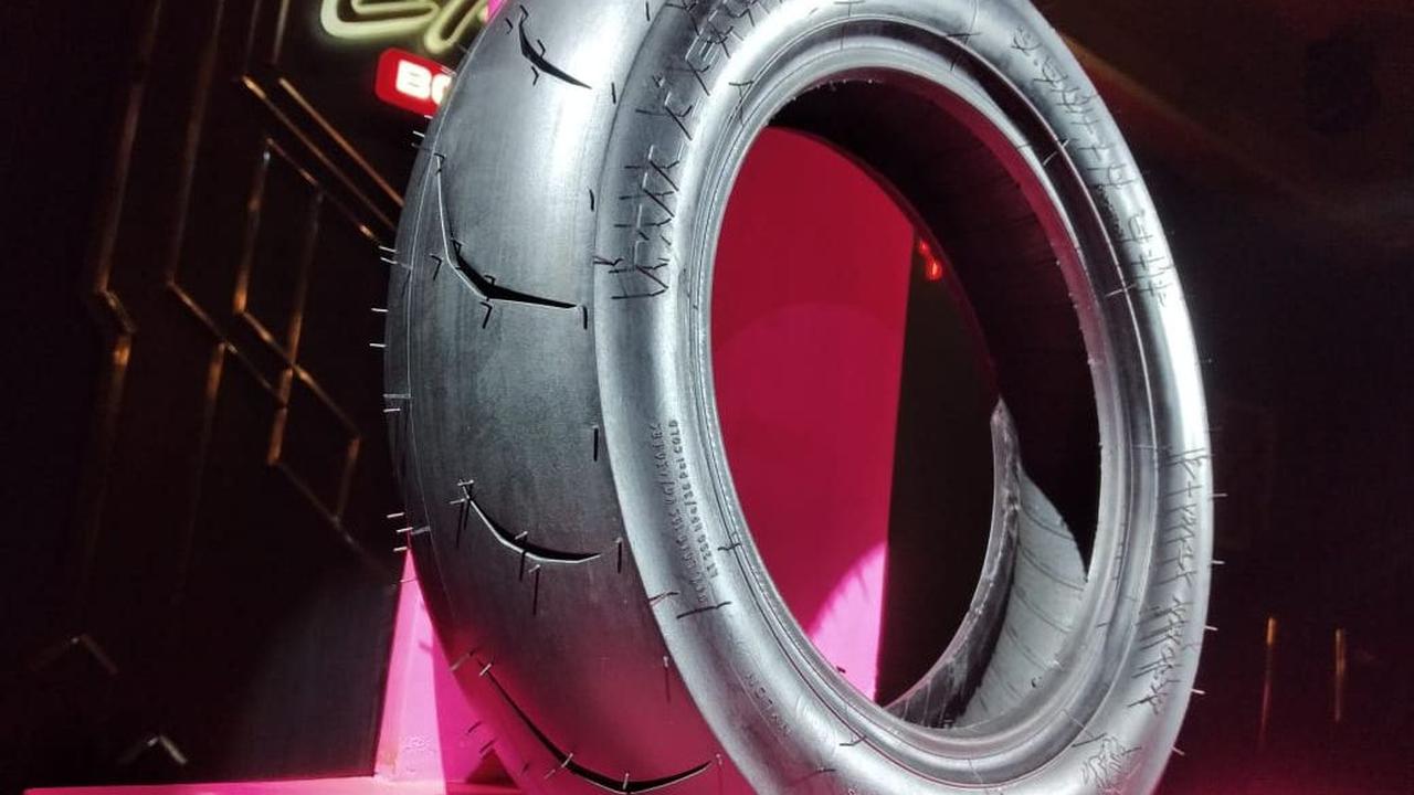 Ban V-Max Racing dibuat karena kebutuhan akan ban Vespa yang mendukung performa kecepatan namun tetap praktis untuk penggunaan sehari-hari