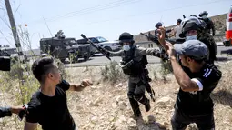 Tentara Israel saat membubarkan pengunjuk rasa Palestina yang memprotes pembukaan lahan untuk permukiman Israel di dekat Desa Shoufah, wilayah Tepi Barat (20/8/2020). (AFP/JAAFAR ASHTIYEH)