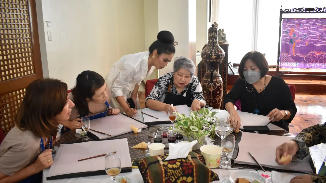 Workshop Membatik Gutta Tamarind di Wisma Duta Besar KBRI Manila.