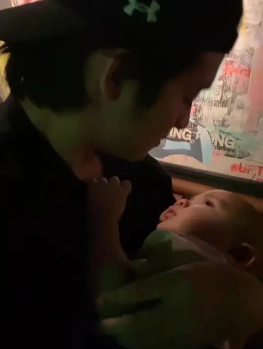 Angga Yunanda mengubah posisi menggendong, agar bayi 8 bulan ini lebih nyaman. (Foto: Instagram/ dinda_yunarmi)