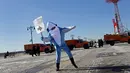 Seseorang dengan kostum hiu mengarahkan perenang Polar Bear Club di Coney Island, New York (1/1). Dalam acara tersebut, para peserta diwajibkan untuk berenang di air yang dingin. (Yana Paskova/Getty Images/AFP)