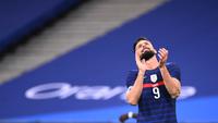 Ekspresi striker Prancis, Olivier Giroud, saat melawan Finlandia pada laga uji coba di Stadion Stade de France, Rabu (11/11/2020). Prancis takluk dengan skor 0-2. (AFP/Franck Fife)