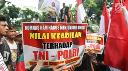 Masa dari aliansi mahasiswa dan pemuda relawan cinta NKRI membawa poster dalam aksi damai di kantor Komnas HAM Jakarta, Senin (17/6/2019). Mereka menuntut Komnas HAM bersikap adil untuk menginvestigasi korban kerusuhan 21-22 Mei dimana aparat keamanan juga menjadi korban. (Liputan6.com/Angga Yuniar)