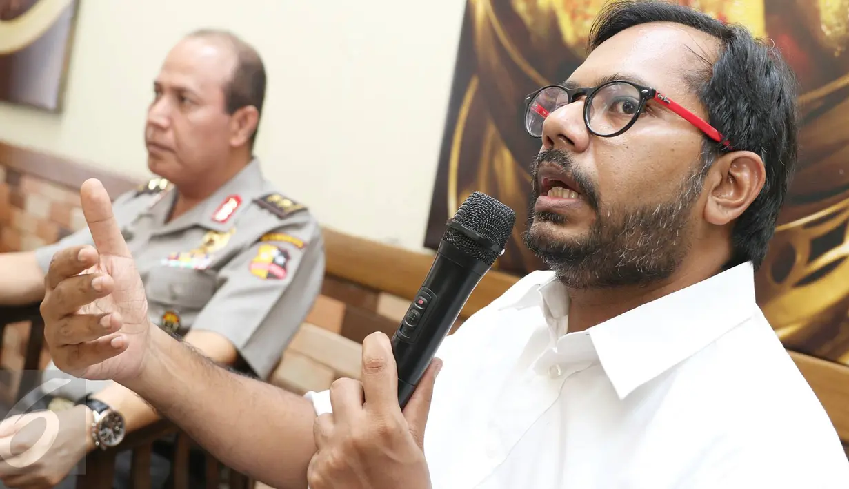 Koordinator Kontras Haris Azhar disaksikan Kadiv Humas Polri Irjen Pol Boy Rafli Amar memberi keterangan terkait penundaan penyelidikan laporan TNI, BNN dan Polri terhadap dirinya, di Jakarta, Rabu (10/8). (Liputan6.com/Immanuel Antonius)