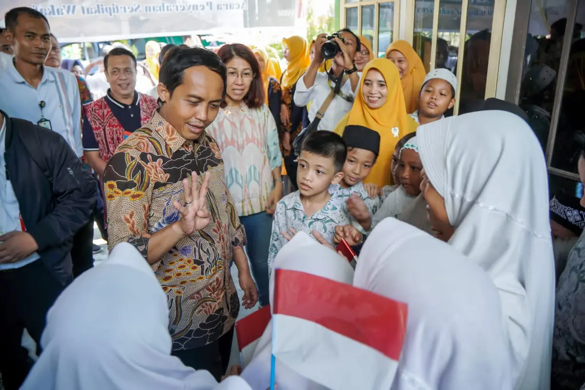 Wakil Menteri ATR/BPN, Raja Juli Antoni, datang menyerahkan langsung sertipikat wakaf kepada masyarakat di tiga lokasi di kota Pontianak Kalimantan Barat pada Kamis 18 Mei 2023 (Istimewa)