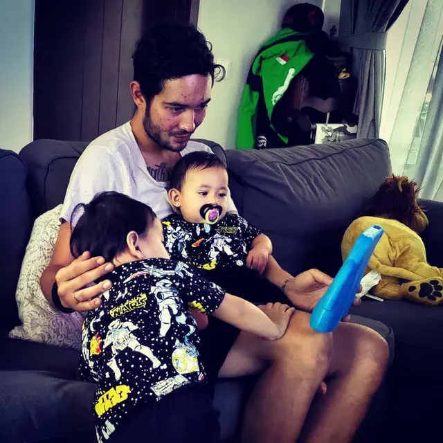 Kerap Berperan Antagonis, Ini 6 Potret Hangat Donny Michael Momong Anak