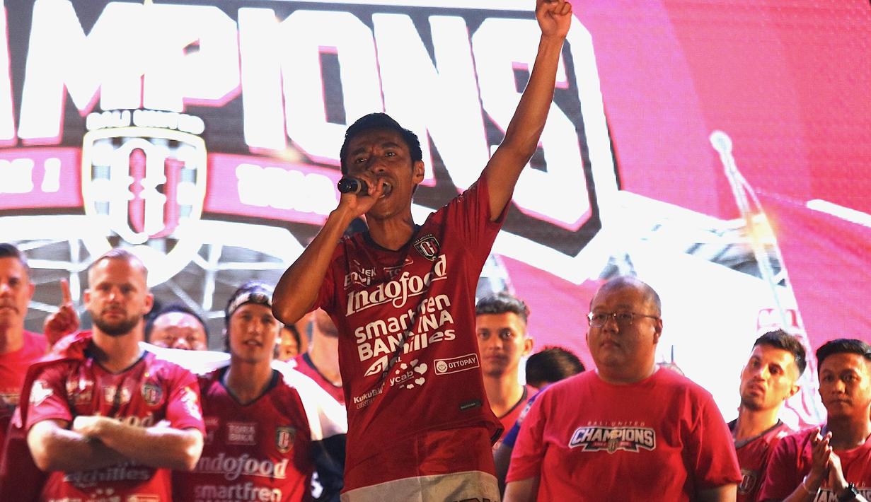 Kapten Bali United, Fadil Sausu, saat merayakan gelar juara Liga 1 2019 di Stadion Kapten I Wayan Dipta, Bali, Senin (23/12). Puncak perayaan juara ini dimeriahkan Via Vallen dan Tari Kecak. (Bola.com/Aditya Wany)