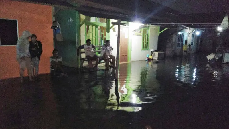 Puluhan rumah di Kelurahan Cilacap Kecamatan Cilacap terendam banjir Laut selatan Jawa. (Foto: Liputan6.com/Muhamad Ridlo/HNSI)