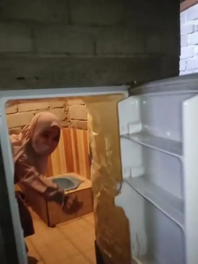 Viral Pintu Kamar Mandi Ini Pakai Kulkas Rusak, Kreatif Bikin Geleng Kepala