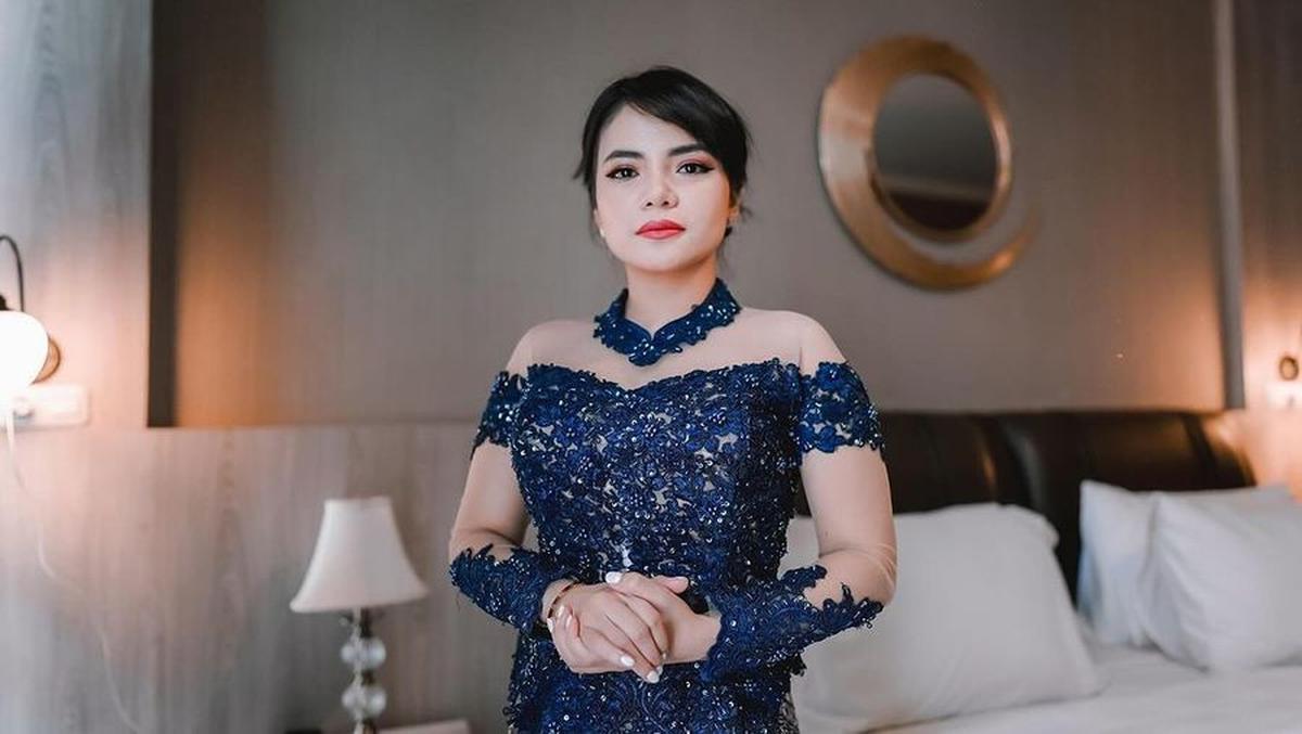 "Fokus dengan cita-cita dan karir, ketika kita berkerja keras tidak ada yg tidak mungkin semua keinginin yg positif di kabul allah swt," tulis Dinar Candy.