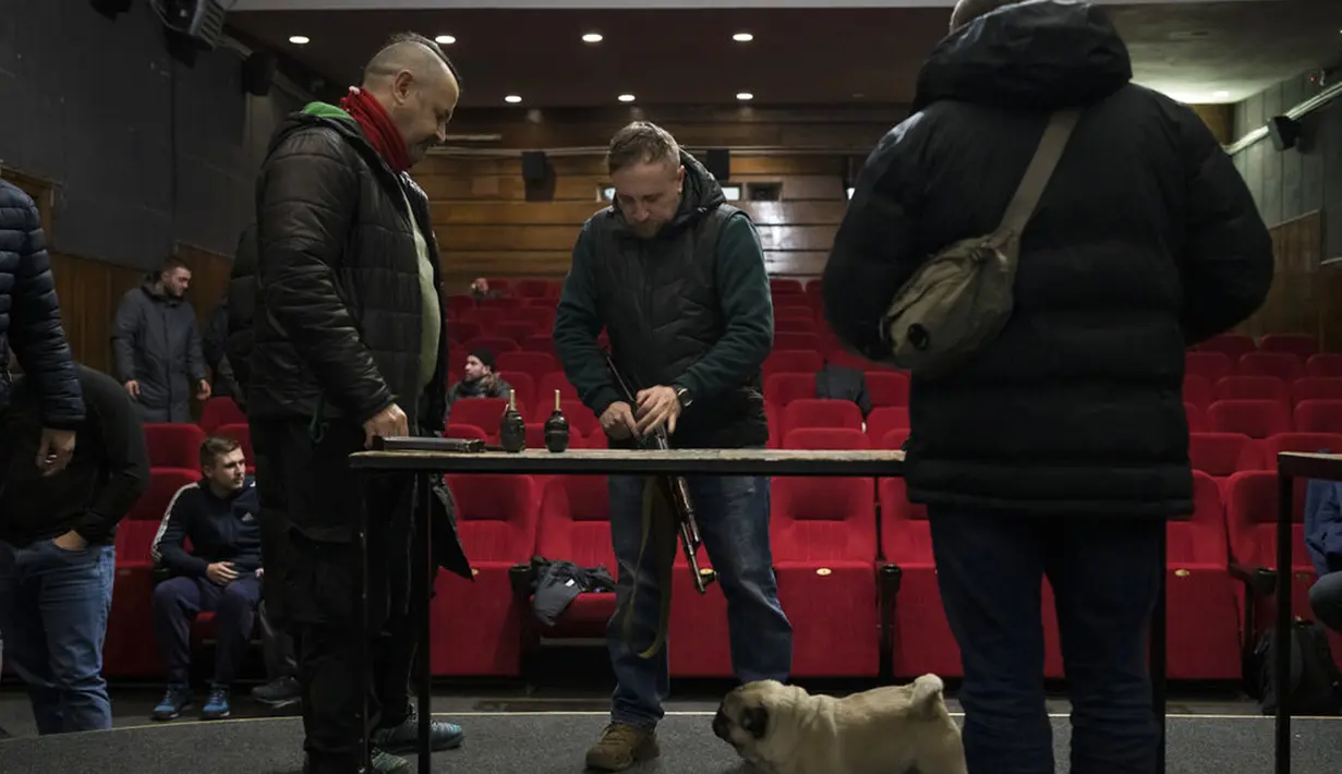Warga sipil Ukraina menerima pelatihan senjata di dalam sebuah bioskop di Lviv, Ukraina, 5 Maret 2022. (AP Photo/Felipe Dana)