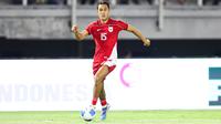Pemain Timnas Indonesia, Miliano Jonathans menggiring bola dalam laga FIFA Matchday melawan Chinese Taipei di Stadion Gelora Bung Tomo (GBT), Surabaya, Jumat (05/09/2025). (Bola.com/Abdul Aziz)