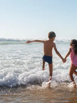 Untuk membuat liburan sekolah di pantai semakin memorable, penting untuk mempersiapkan segalanya dengan lebih matang agar pengalaman si kecil tetap aman dan menyenangkan. [Dok/freepik.com]