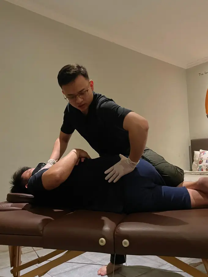 Mengenal Yesheywei, Praktisi Pijat Kretek Profesional Asal Indonesia yang Banyak Diincar Kaum Jompo