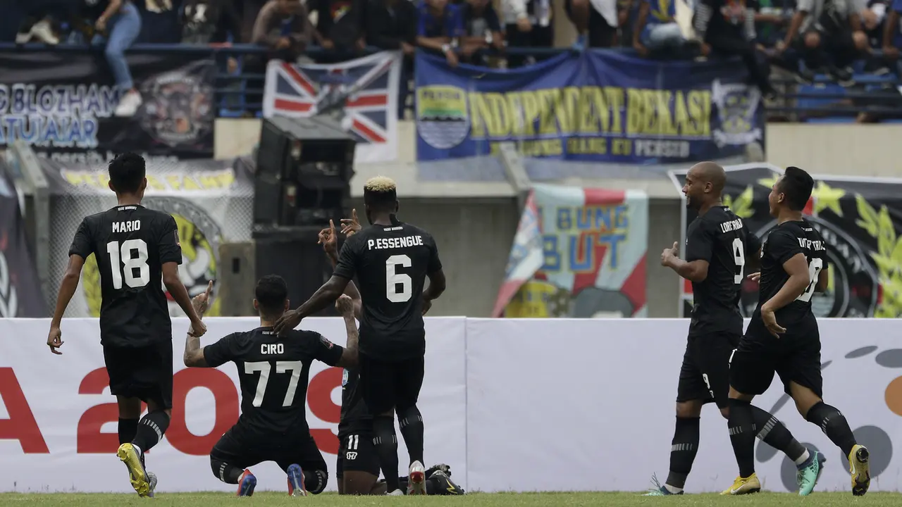 Para pemain TIRA Persikabo merayakan gol yang dicetak Osas Marvellous ke gawang Persib Bandung pada laga Piala Presiden 2019. (Bola.com/Yoppy Renato)