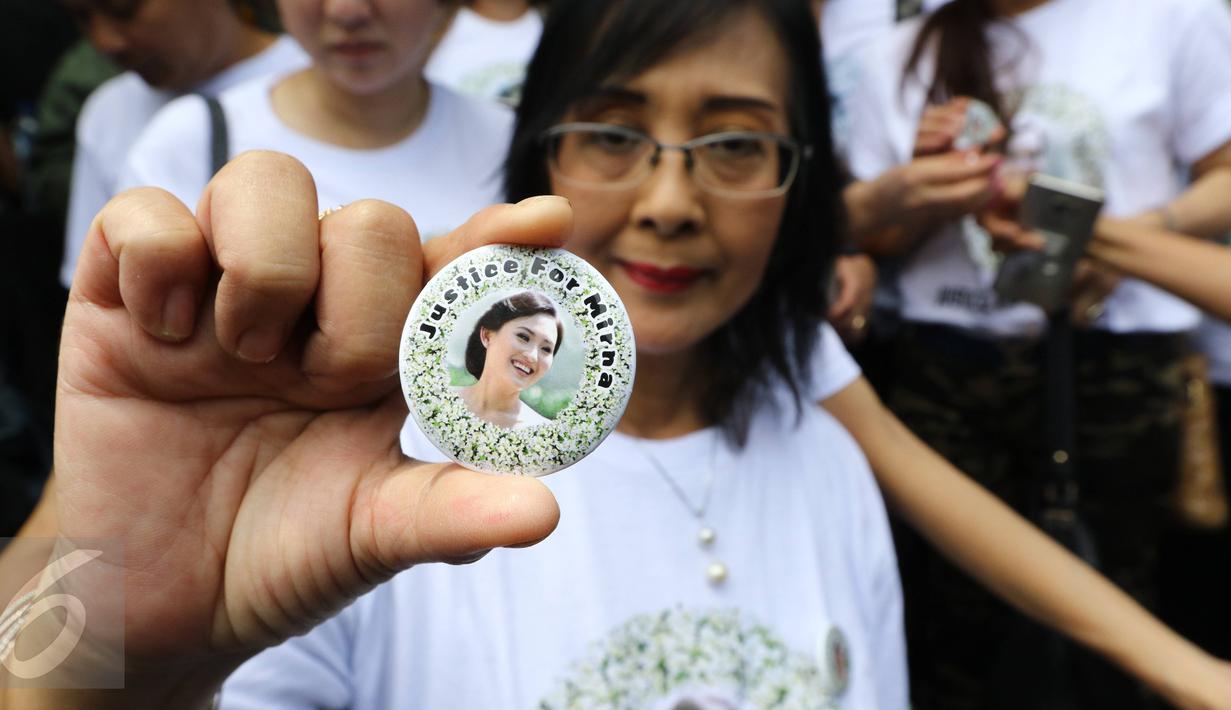 Pendukung Mirna memperlihatkan pin bergambar wajah Mirna yang tengah tersenyum jelang sidang di PN Jakarta Pusat, Kamis (27/10). Sidang ke-32 ini akan memutuskan vonis terkadwa Jessica Kumala Wongso. (Liputan6.com/Helmi Afandi)